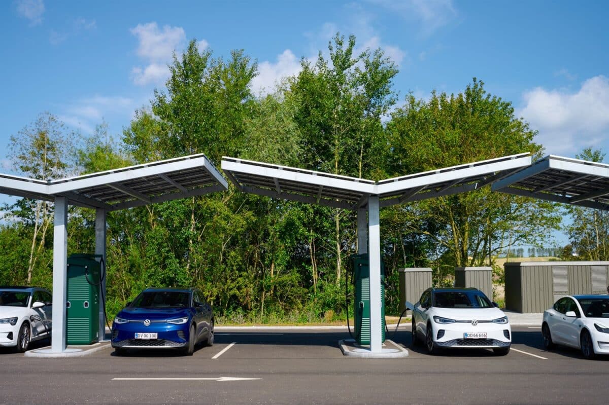 Overdækninger med solceller til Vejdirektoratets ladestationer på rasteplads Lillebælt