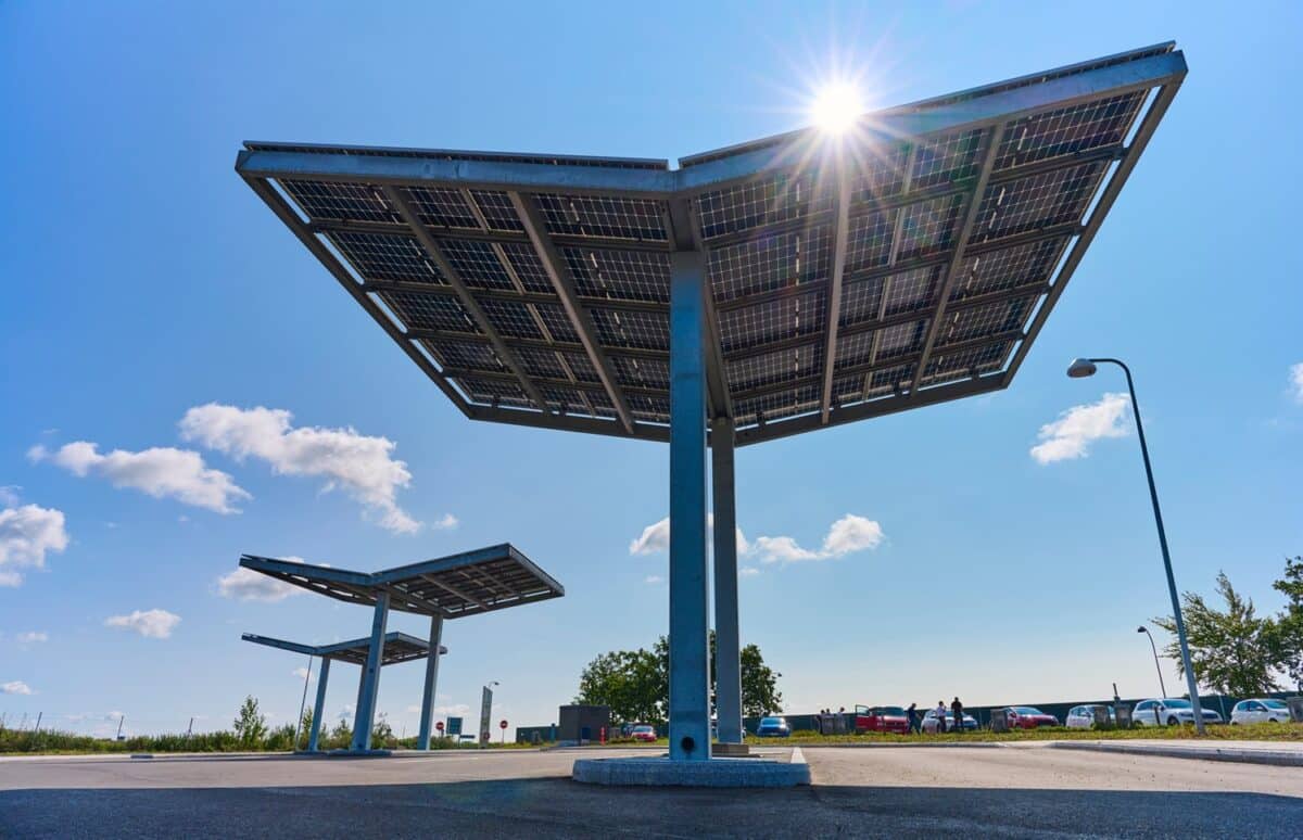 Overdækninger med solceller til Vejdirektoratets ladestationer på rasteplads Lillebælt