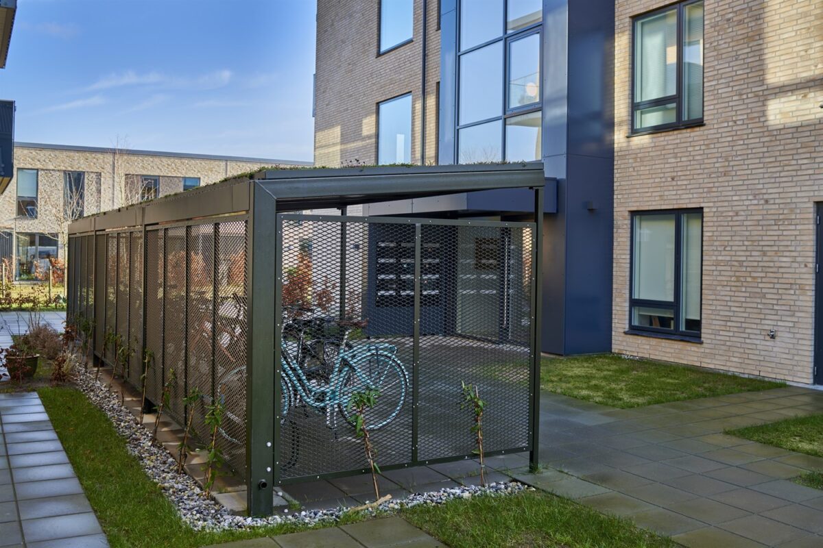 Overdækning med sedumtag til cykelparkering i Gartnerbyen i Odense