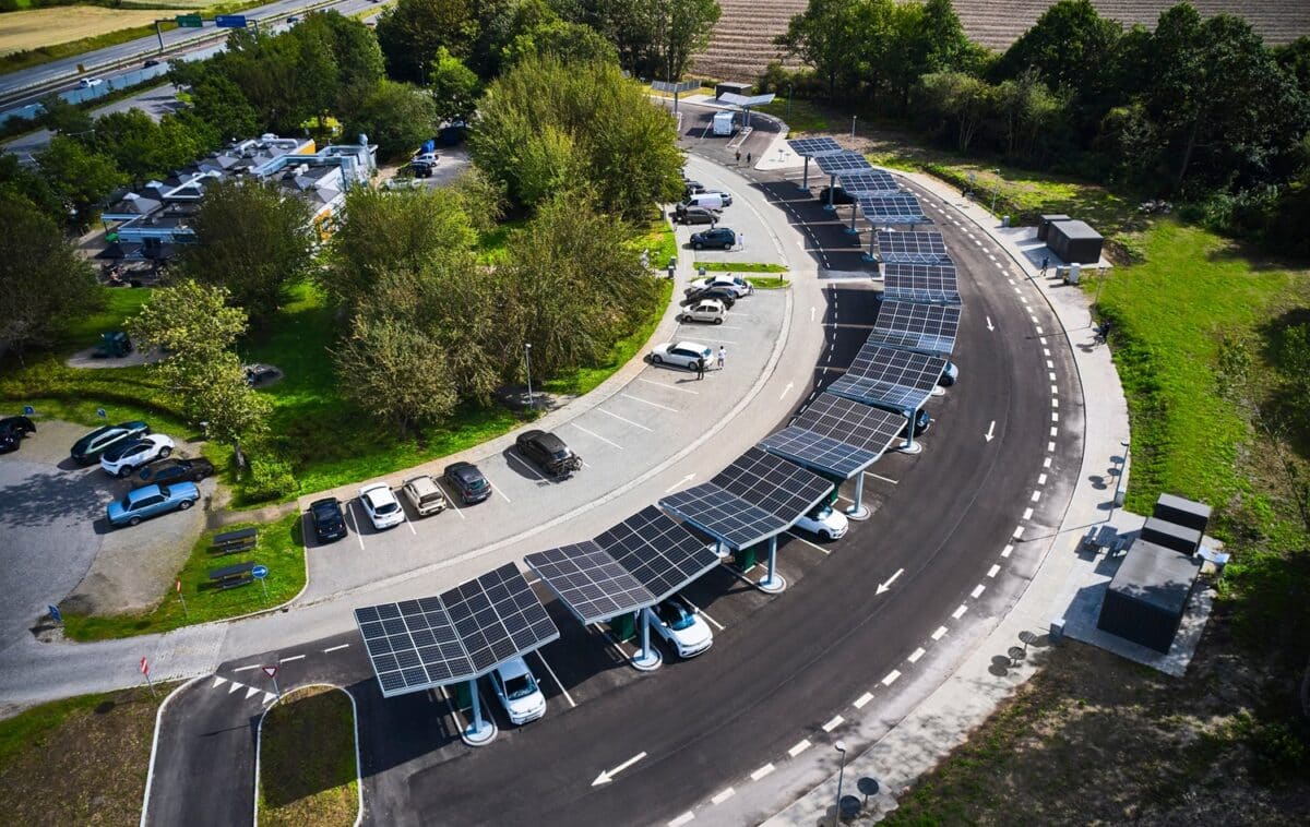 Overdækninger med solceller til Vejdirektoratets ladestationer på rasteplads Lillebælt