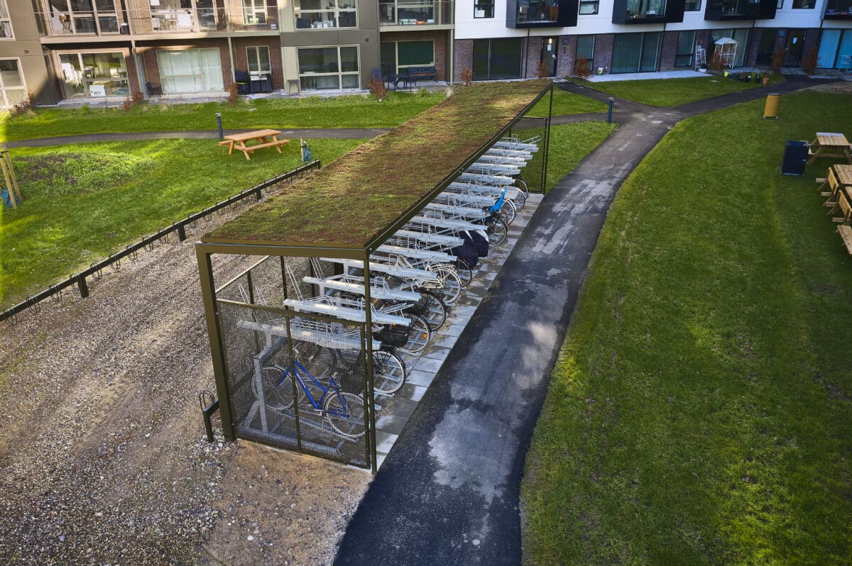 Overdækning med sedumtag til cykelparkering i Gartnerbyen i Odense