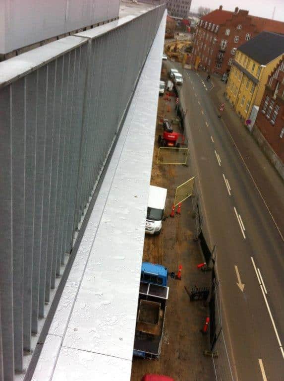 Rækværk i parkeringshus ved Esbjerg shoppingcenter