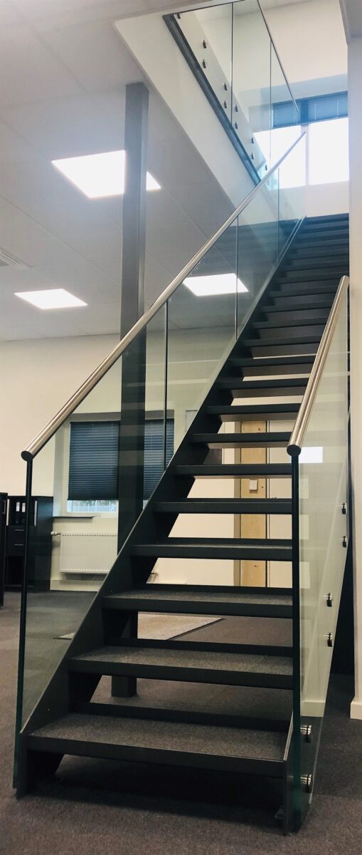 Håndlister i stål til trappe på DAV NORDICs kontor i Silkeborg
