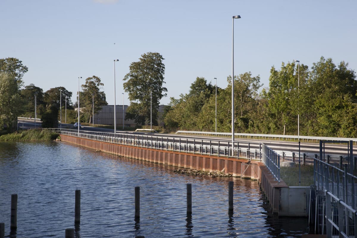 Sammenbygget vejudstyr langs dæmning ved Schüttesvej i Horsens