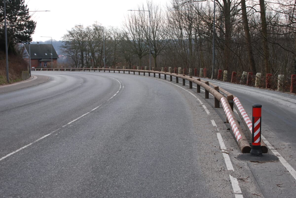 Træautoværn langs cykelsti i Kolding