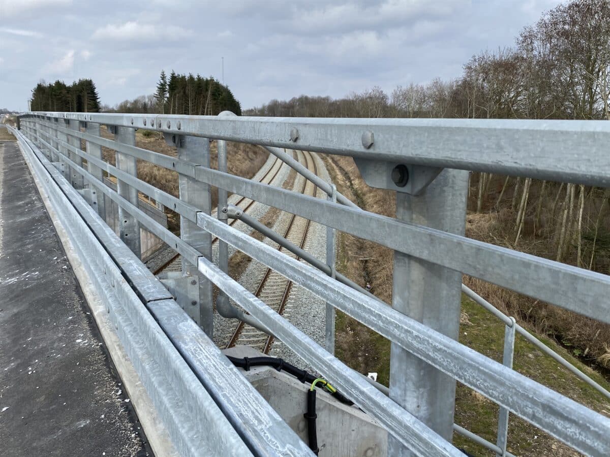 Broautoværn over jernbane