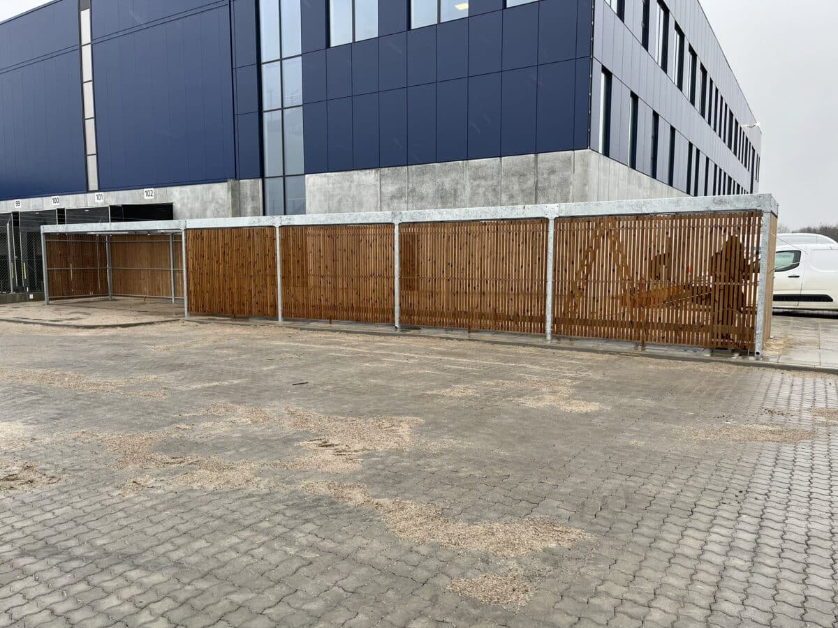 Overdækning i stål med træbeklædning