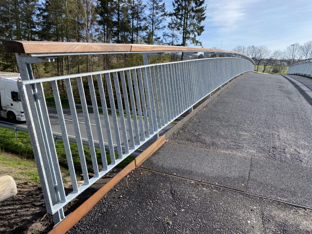 Stibro i cortenstål med maghogni håndlister