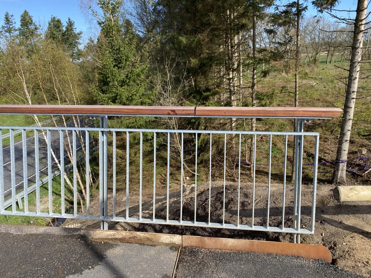 Stibro i cortenstål med maghogni håndlister