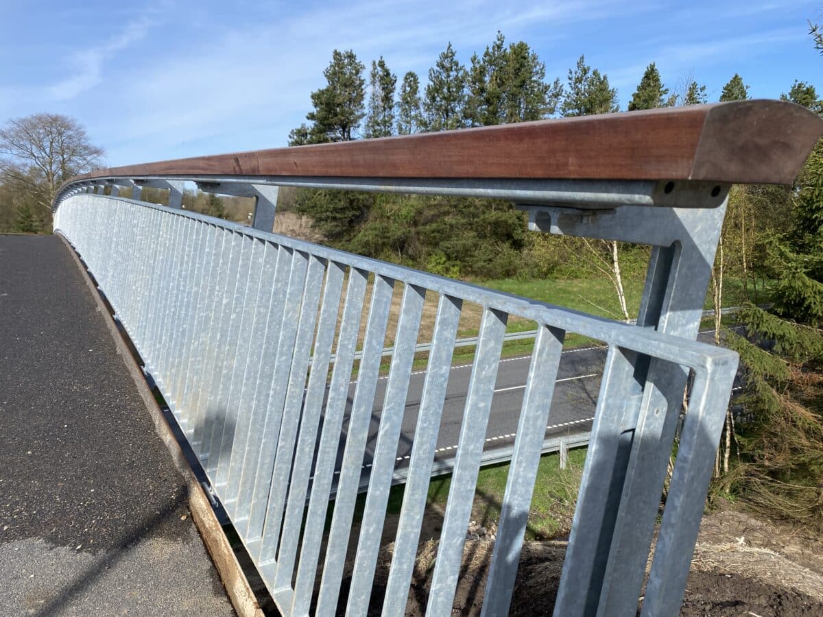 Stibro i cortenstål med maghogni håndlister