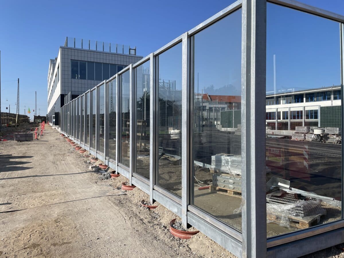 Støjdæmpende transparent skærm ved skole i Kødbyen i København