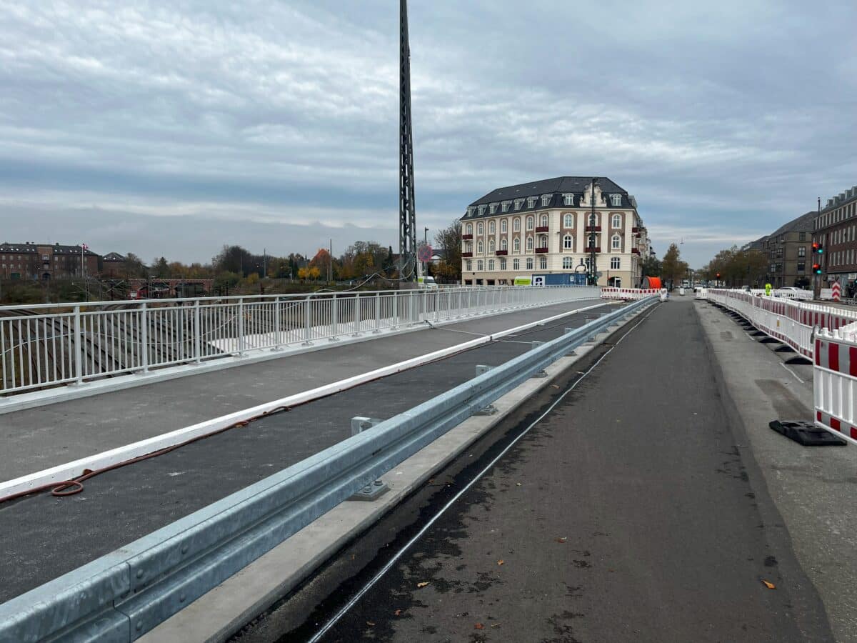 Stålrækværk og autoværn over bro ved Svanemøllen