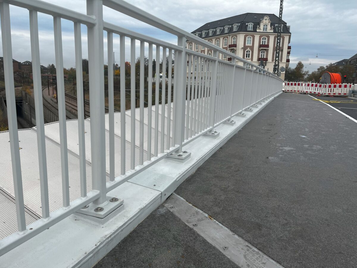 Stålrækværk over bro ved Svanemøllen