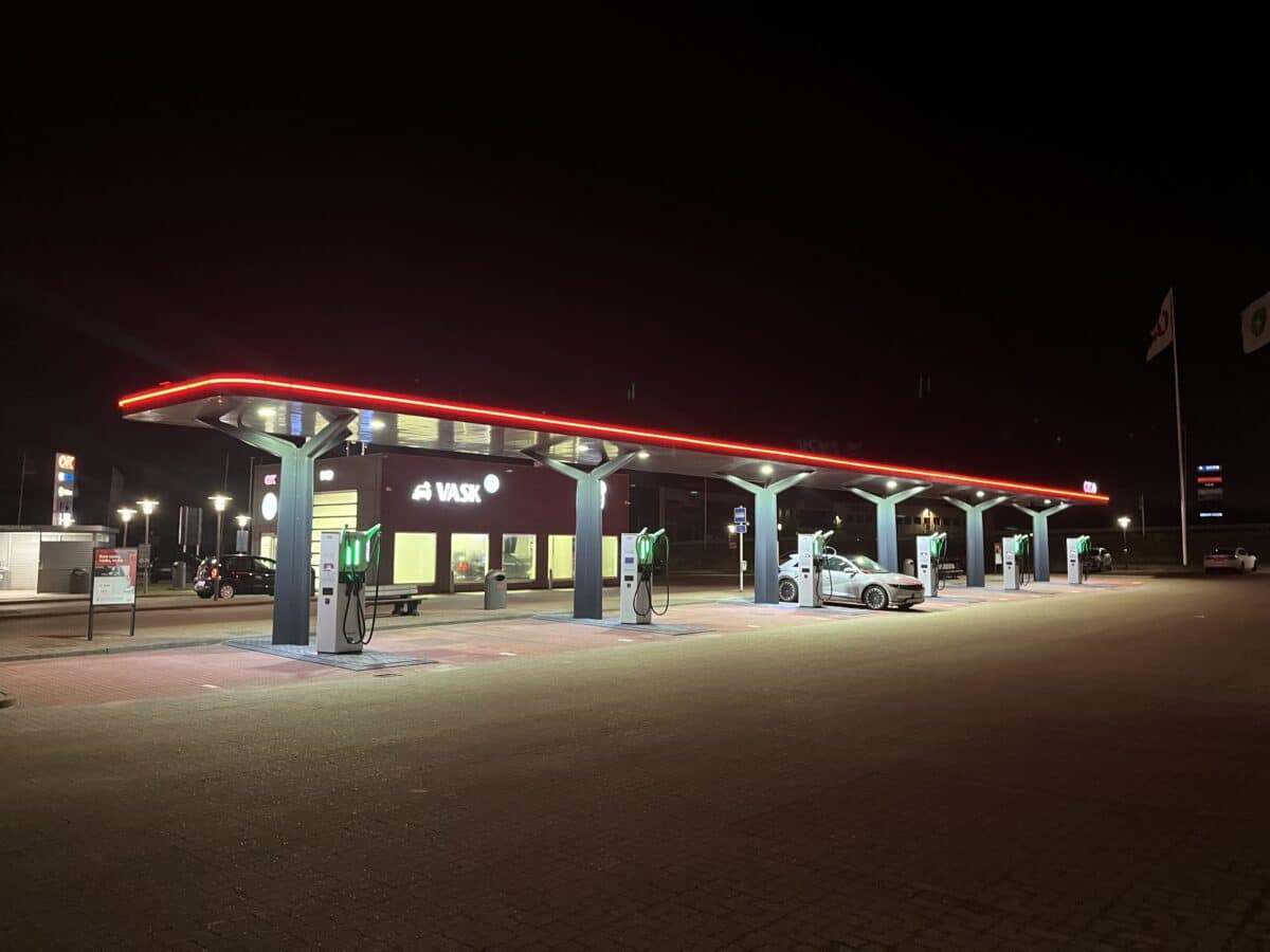 OK A.m.b.a.s elladestationer med overdækninger fra DAV NORDIC