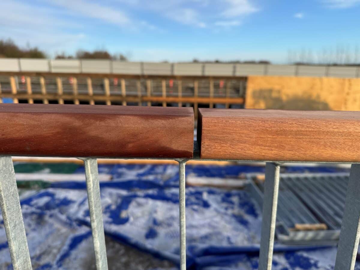 Mahognihåndlister til stålrækværk over bro