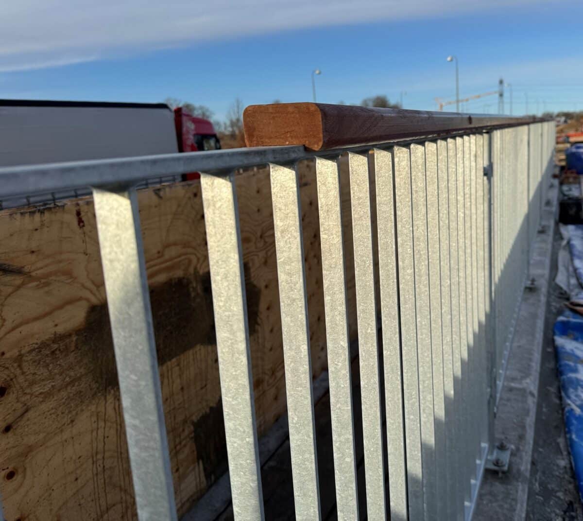 Mahognihåndlister til stålrækværk over bro