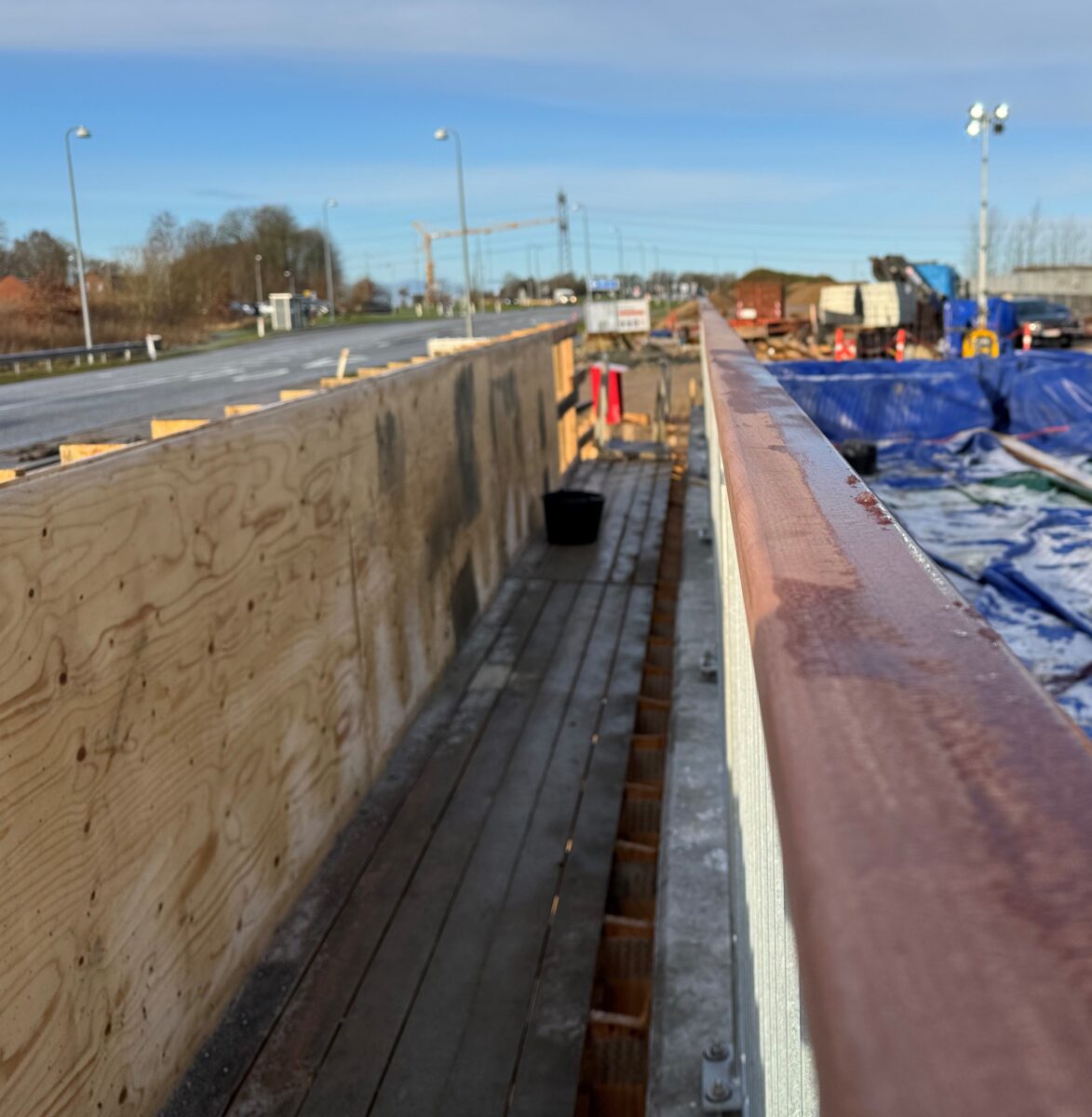 Mahognihåndlister til stålrækværk over bro