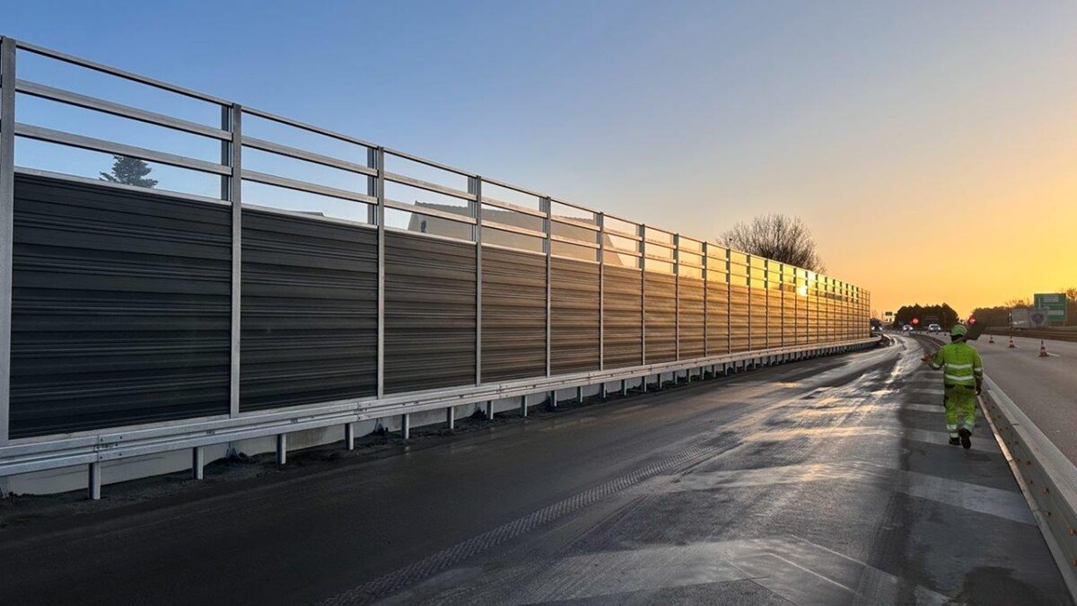 DAV NORDIC medarbejder arbejder ved støjskærm langs motorvej ved Nyborg på Fyn