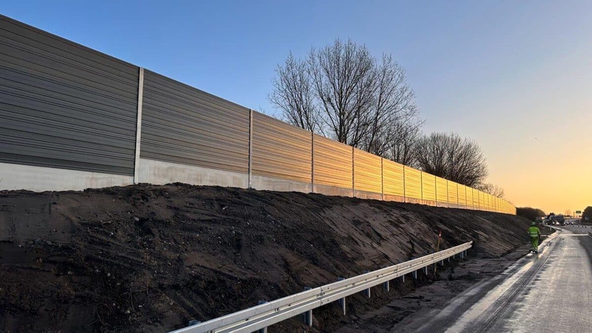 DAV NORDIC medarbejder arbejder ved støjskærm langs motorvej ved Nyborg på Fyn