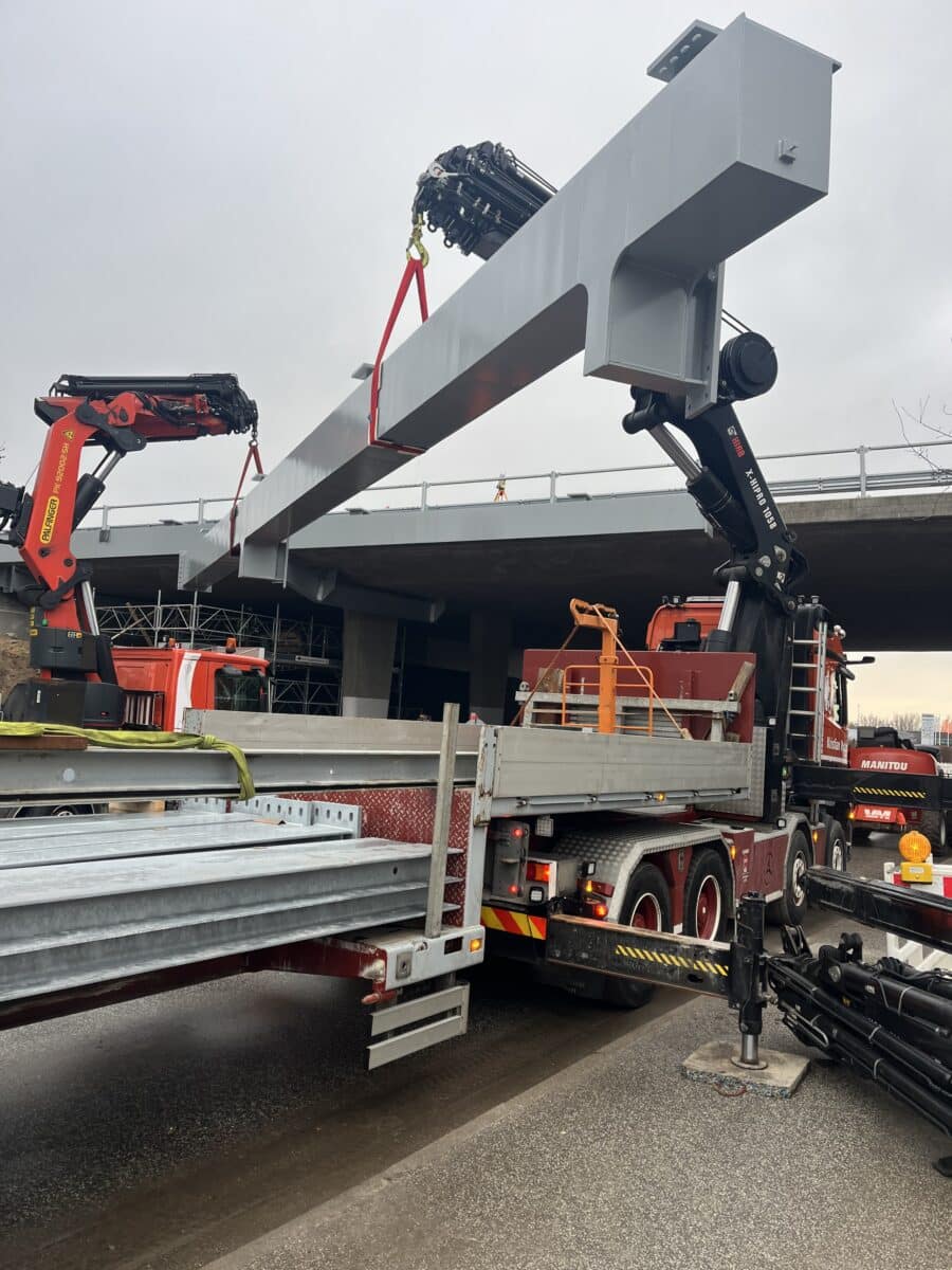 Montage med kran af stål broportal på motorvejsbro ved E45 i Aalborg
