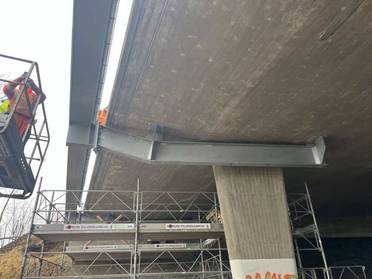 Montage af stål broportal på motorvejsbro ved E45 i Aalborg