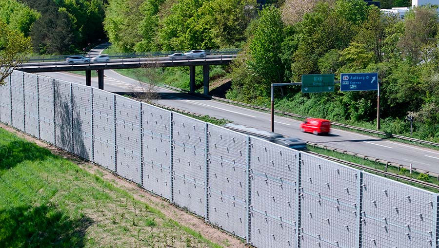 DAV NORDIC støjskærm ved boligområde langs E45 motorvej ved Aalborg