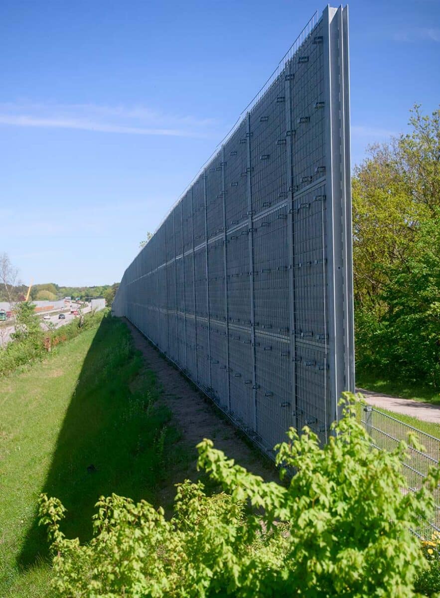 DAV NORDIC støjskærm langs E45 ved boligområde i Aalborg