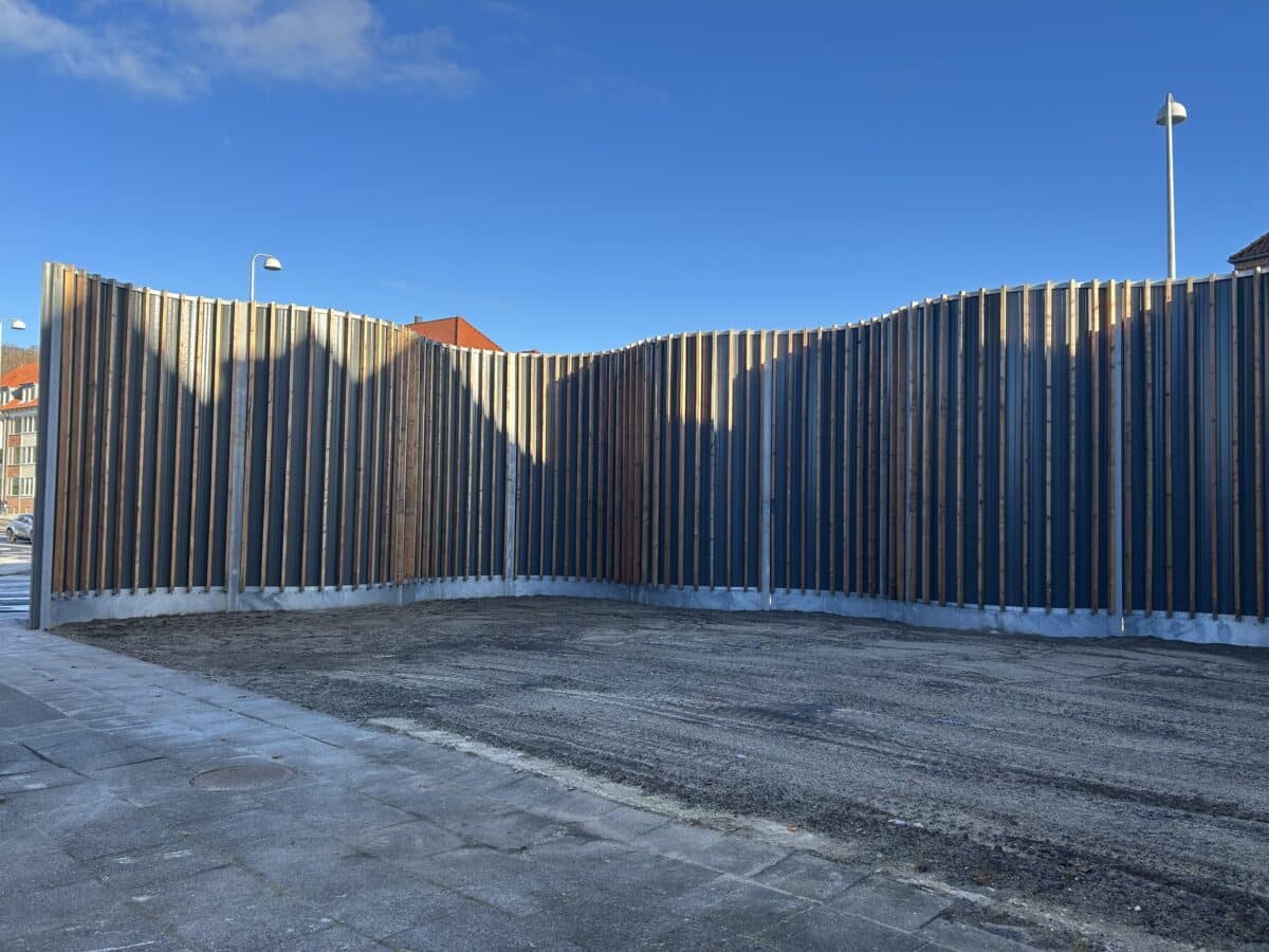 Bagsiden af krum skærm med lameller